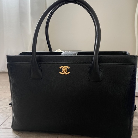 Chanel Executive Cerf Tote In calf leather, black with gold hardware - Picture 6 of 13